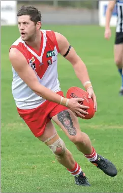  ??  ?? LAST CLASH: Ararat’s Ryan Bates will be among Rats keen to finish off the season by upsetting Stawell.
Picture: PAUL CARRACHER