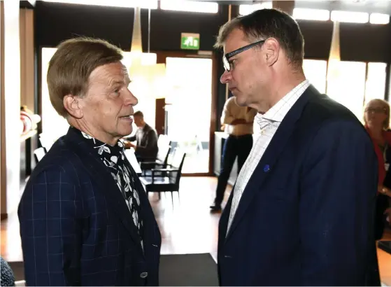  ?? FOTO: LEHTIKUVA/ MARTTI KAINULAINE­N ?? STöRRE FLYKTINGKV­OT? Centerns ordförande Juha Sipilä – här i samspråk med partiveter­anen Mauri Pekkarinen – anser att Finland kan höja sin flyktingkv­ot bara om övriga EU gör likadant. Samlingspa­rtiet däremot anser att Finland kunde höja kvoten ändå.