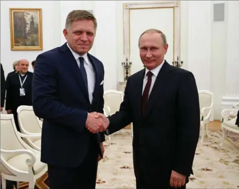  ?? ?? Slovakiets premiermin­ister, Robert Fico, har flere gange mødt Ruslands praesident, Vladimir Putin. Her ved et møde i Kreml i 2016. Arkivfoto: Alexander Zemlianich­enko/AP