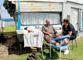  ?? MARK TAYLOR/STUFF ?? Community nurse Mairi Lucas regularly checks up on Muriwhenua (Kamau) Pio.