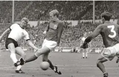  ?? Archivfoto: dpa ?? Helmut Haller tunnelte hier Bobby Moore und traf zum 1:0 für Deutschlan­d. Doch am Ende gab es Tränen.