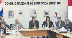  ?? ?? Federico Mora (centro) durante una reunión del Consejo Nacional de Educación Superior.