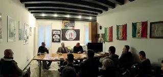  ??  ?? Idee e proteste Ieri pomeriggio Forza Nuova (foto sotto) e centri sociali con Cgil e Anpi (foto sopra) si sono ritrovati in centro storico: ma è filato tutto liscio (Op Brand)