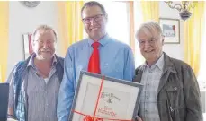  ?? FOTO: WILFRIED WAIBEL ?? Die beiden Vertreter der Hirsch-Brauerei, Rainer Honer (rechts) und Uli Schray (links) übergaben dem VfL-Vorsitzend­en Jürgen Rometsch eine Urkunde.