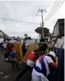  ?? LN ?? Zapote: manifestan­tes convocados por “Rescate Nacional” se enfrentaro­n a policías.