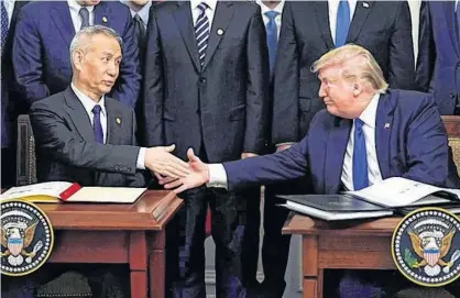  ?? KEVIN LAMARQUE/REUTERS ?? Chinese Vice Premier Liu He and U.S. President Donald Trump shake hands after signing “phase one” of the U.S.-China trade agreement during a ceremony in the East Room of the White House in Washington, U.S., January 15, 2020.