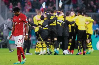  ?? Foto: Pfaffenbac­h/Reuters ?? Während Borussia Dortmund den Finaleinzu­g bejubelt, schleicht Bayerns David Alaba vom Platz.