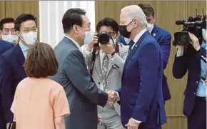  ?? REUTERS PIC ?? South Korean President Yoon Suk-yeol greeting United States President Joe Biden during a visit to a semiconduc­tor factory in Pyeongtaek yesterday.