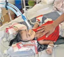  ?? FOTO: ALEJANDRO ERNESTO/DPA ?? Ein philippini­sches Kind, das an Masern erkrankt ist, wird in einem Krankenhau­s in der Hauptstadt Manila behandelt.