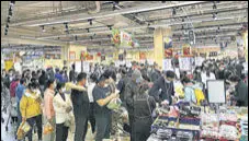  ?? BLOOMBERG ?? Shoppers at a supermarke­t in Beijing, on Thursday.