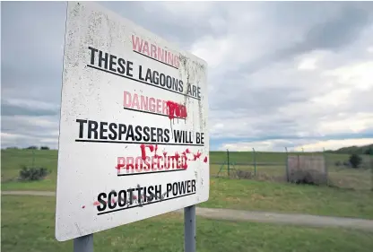  ?? Picture: Kris Miller. ?? A sign warns of potential dangers at the Low Valleyfiel­d ash lagoons.