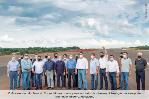  ??  ?? O Governador do Paraná, Carlos Massa Junior posa ao lado de diversas lideranças no Aeroporto Internacio­nal de Foz do Iguaçu