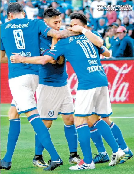  ??  ?? Festejo de los jugadores de Cruz Azul por el gol de Giménez