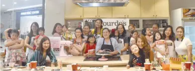  ??  ?? Chef Michelle San Miguel (center) poses with the moms and kids who attended the "A Special Date with Mom" workshop