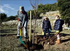  ??  ?? La famille princière a démontré qu’elle avait la main verte en plantant plus d’une dizaine d’arbres. (Photo Jean-François Ottonello)