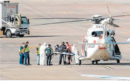  ?? ÁNGEL MEDINA G. / EFE ?? Momento en el que la única supervivie­nte de la zódiac con 53 personas a bordo es evacuada en helicópter­o tras ser rescatada ayer en Gran Canaria.