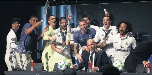  ??  ?? GRUPO UNIDO. Los jugadores del Madrid celebran junto a Zidane la victoria blanca en la Supercopa de Europa ante el Sevilla.