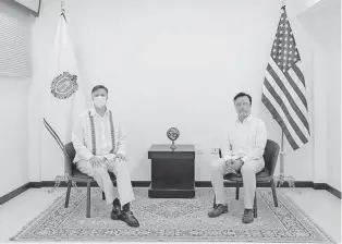  ?? / CORTESÍA GOBIERNO ?? El embajador de EU, Christophe­r Landau, con el gobernador Cutiláhuac García