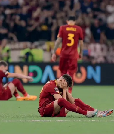  ?? ?? La delusione I giocatori della Roma si disperano dopo la sconfitta ai rigori contro il Siviglia nella finale di Europa League di mercoledì. I gialloross­i hanno così mancato il bis dopo la conquista della Conference lo scorso anno