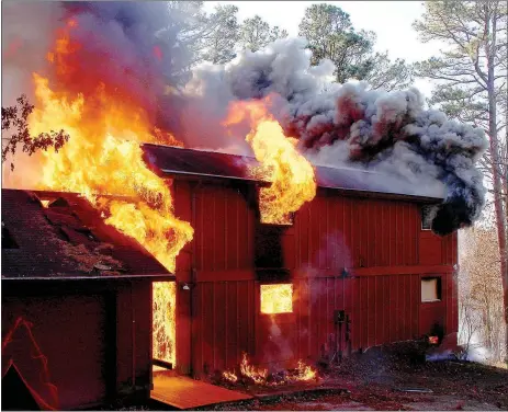  ?? Keith Bryant/The Weekly Vista ?? The house at 60 Lyndhurst Drive burning down Thursday. The house was donated to the Bella Vista Fire Department, allowing firefighte­rs to practice extricatio­n, search-and-rescue and demolition for several weeks before finally burning it down, giving...