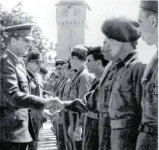  ?? FOTO: SAMMLUNG SCHWEIZER ?? General Jean de Lattre de Tassigny (zweiter von links) begrüßte am Lindauer Hafen (im Hintergrun­d der Mangturm) mit US-General Dever (vorne links) am 13. Juni 1945 hier stationier­te französisc­he Truppen.