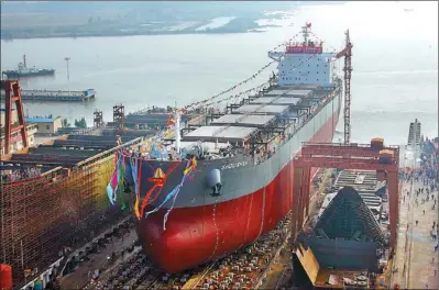  ??  ?? Launch of the
, a 80,300-ton bulk cargo vessel built in Fuzhou.