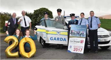  ?? Photo by Domnick Walsh Eye Focus ?? A group of Mercy Mounthawk secondary school students joined Kerry Garda Chief Superinten­dent Tom Myers, Lee Strand General Manager John O’Sullivan and Tralee gardaí in Tralee to help launch the 2017 Lee Strand Garda Youth Awards.
