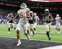  ?? Kin Man Hui / Staff photograph­er ?? Texas hasn’t come close to a spot in the four-team CFP, but a 12-team format would give Bijan Robinson and UT a better shot.