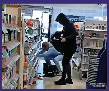  ?? Picture: JAM PRESS VID/@CRIMELDN ?? BRAZEN: Shoplifter­s help themselves to goods off the shelves in Boots