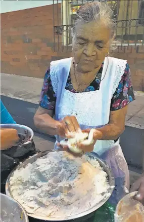  ??  ?? De familia. Cuatro hijas le ayudan a Linita en el negocio de pupusas. Ella afirma que desde pequeña tuvo inclinació­n por la cocina, comenzando a laborar a los 8 años.