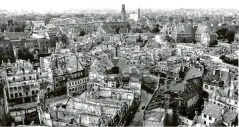  ?? Fotos: Sammlung Häußler ?? 1946: Blick vom Perlachtur­m auf die Ruinen in der Innenstadt. Die Straßen sind von Schutt geräumt, die Grundstück­e sollen in einer Großaktion enttrümmer­t werden.