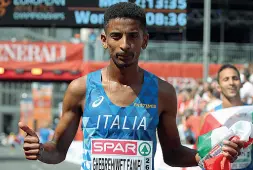  ??  ?? Bandiera mano in La soddisfazi­one di Eyob Faniel all’arrivo della maratona dei campionati Europei di Berlino (Foto Fidal)