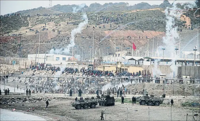  ?? JAVIER FERGO / AP ?? Un espigó tancat que es pot travessar nedant delimita la frontera entre Espanya i el Marroc, on centenars d’immigrants s’esperen a llançar-se al mar i creuar nedant