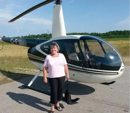  ??  ?? Renée Cyr posant avec l’hélicoptèr­e qu’elle utilisait présumémen­t pour se rendre à son chalet, qui abritait une plantation de pot. PHOTO TIRÉE DE FACEBOOK