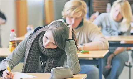  ?? FOTO: DPA ?? Ob am Ende der Schulzeit oder auch während der Ausbildung: Prüfungen gehören dazu. Wer unter Prüfungsan­gst und Stress leidet, kann lernen, diese zu bekämpfen.