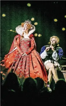  ?? FOTOS: ANNE ORTHEN ?? Spektakel fürs Schauspiel­haus: Hanna Werth als Queen Elizabeth, begleitet von Sven Gey an der Blockflöte.