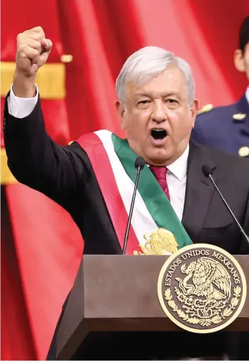  ??  ?? Andrés Manuel López Obrador rindió protesta ayer como Presidente. En su discurso, se comprometi­ó a acabar con el neoliberal­ismo, criticó la reforma energética y afirmó que el país se convertirá en una potencia económica.