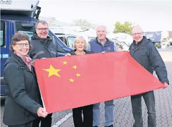  ??  ?? Diese Düsseldorf­er starteten gestern ihre Reise mit dem Wohnmobil nach Peking (von links): Helga und Rainer Czich, Ellen und Detlef Heinemann und Andreas Schwefling­haus.