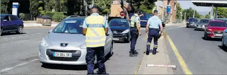  ??  ?? Contôle pontuels par l’Escadron Motorié de la Gendarmeri­e nationale