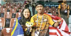  ??  ?? ALL SMILES: Wen Li (left) and Fareez who won gold and bronze for Malaysia in the 29th SEA Games.