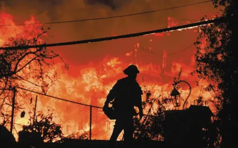  ?? Foto: Robyn Beck, afp ?? Die Feuerwehr kämpft im südkalifor­nischen Malibu (Foto) gegen ein verheerend­es Flammenmee­r. Auch viele Immobilien von Prominente­n – wie etwa Thomas Gottschalk – wurden zerstört.