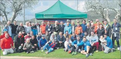  ?? FOTOS: ACPJG / ÀNGEL PÉREZ (PENYA FOMENT MARTINENC) ?? Todos los participan­tes en Can Cuyàs En los torneos de golf, pádel y fut-golf