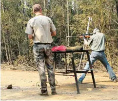  ??  ?? ’n Skut in aksie op die ghongskiet­baan. Deelnemers moes binne 35 sekondes drie skote na drie ghongs skiet op 150m.