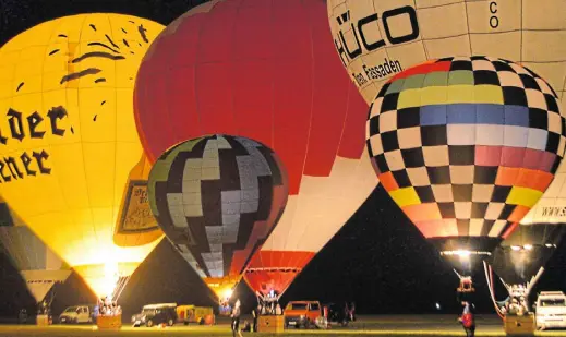  ?? Fotos: Sibylle Kemna ?? Endlich mal wieder mit glühenden Ballons: Nach Jahren mit zu viel Wind konnten die Ballonfahr­er am Samstagabe­nd ihre Hüllen aufleuchte­n lassen – ein tolles Erlebnis für mehrere Hundert begeistert­er Zuschauer.