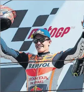  ?? FOTO: REPSOL ?? Marc Márquez saluda al público. Se siente muy emocionado de cara al GP de Aragón