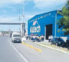  ?? FOTO: EL HERALDO ?? Estudiante­s se toman bodega cerca del Felipe Enrique Augustinus.