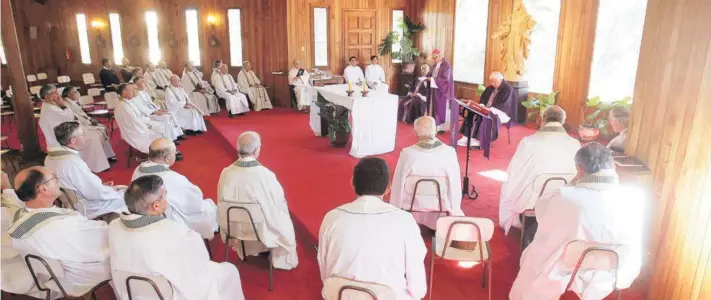  ??  ?? Obispos de la Conferenci­a Episcopal reunidos en la casa de retiros de Punta de Tralca.