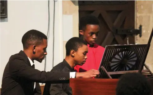  ?? Photo: Maggy Clarke ?? Kutlwano Kepadisa with Bayanda Mthetho, pianist and chorister, and chorister Xolisa Foley.