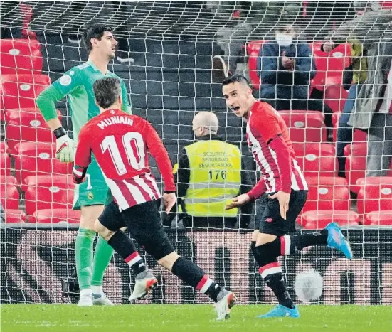  ?? CESAR MANSO / AFP ?? Muniain es disposa a felicitar Berenguer després del gol del triomf, en presència d’un afligit Courtois