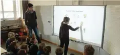  ?? Foto: Bissinger ?? In Mertingen sind alle Klassenräu­me der Grundschul­e jetzt komplett mit Whiteboard­s ausgestatt­et.